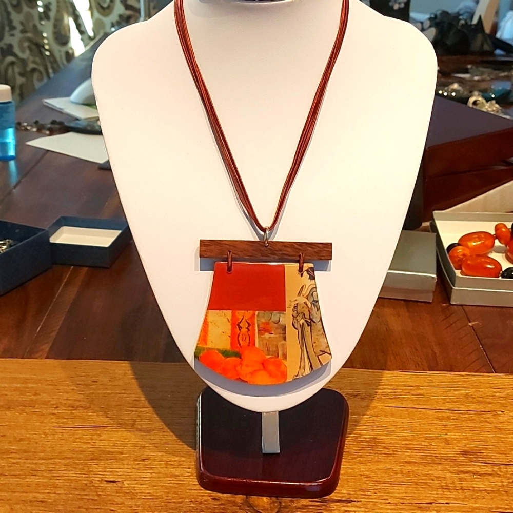 Caracol wooden necklace Asian theme